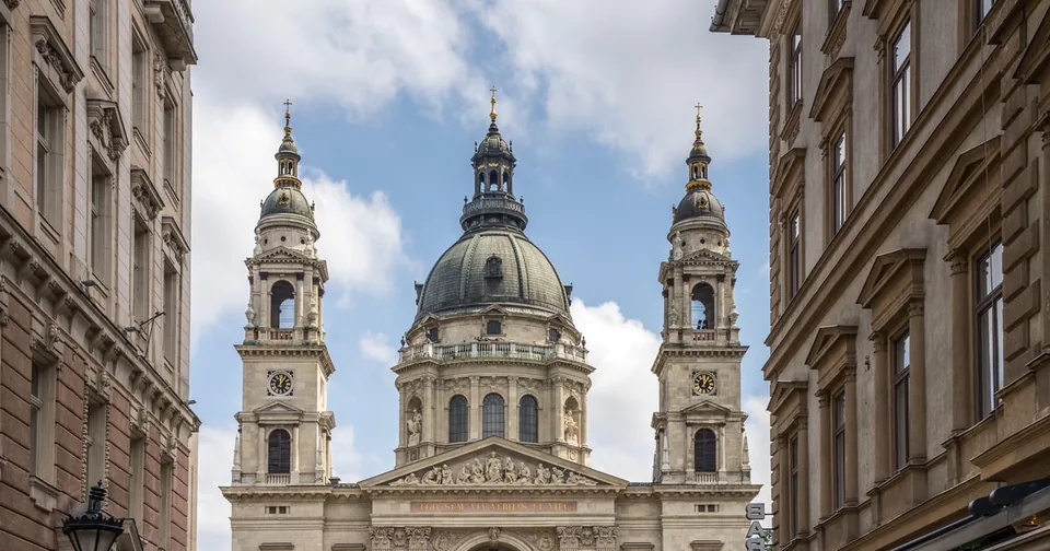 La Basilica di Santo Stefano con la sua cupola e due torri contro un cielo blu