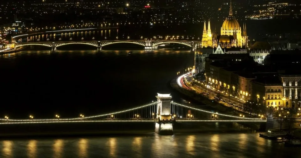 Il Danubio e i suoi ponti illuminati di notte, visti dall’alto