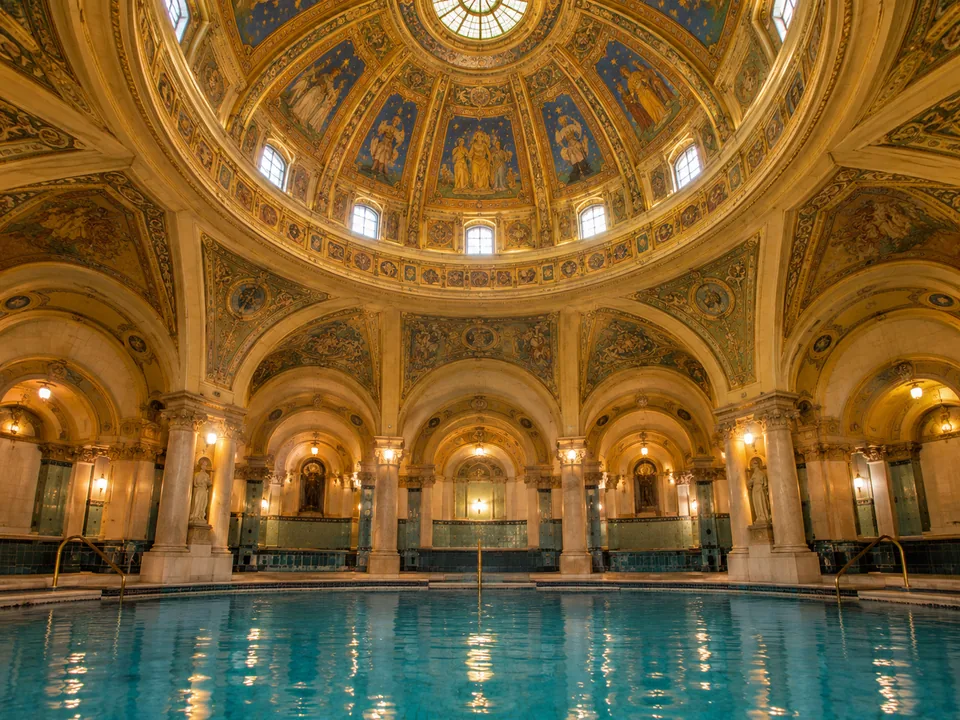 L’interno dipinto di una cupola sopra una piscina termale interna