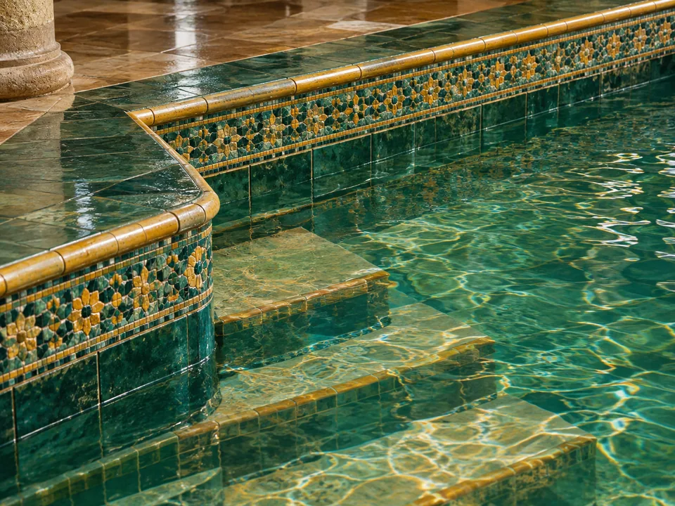 Dettaglio del mosaico a piastrelle sul bordo di una piscina termale interna